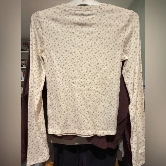 2 XS Tops - Picture 6 of 6